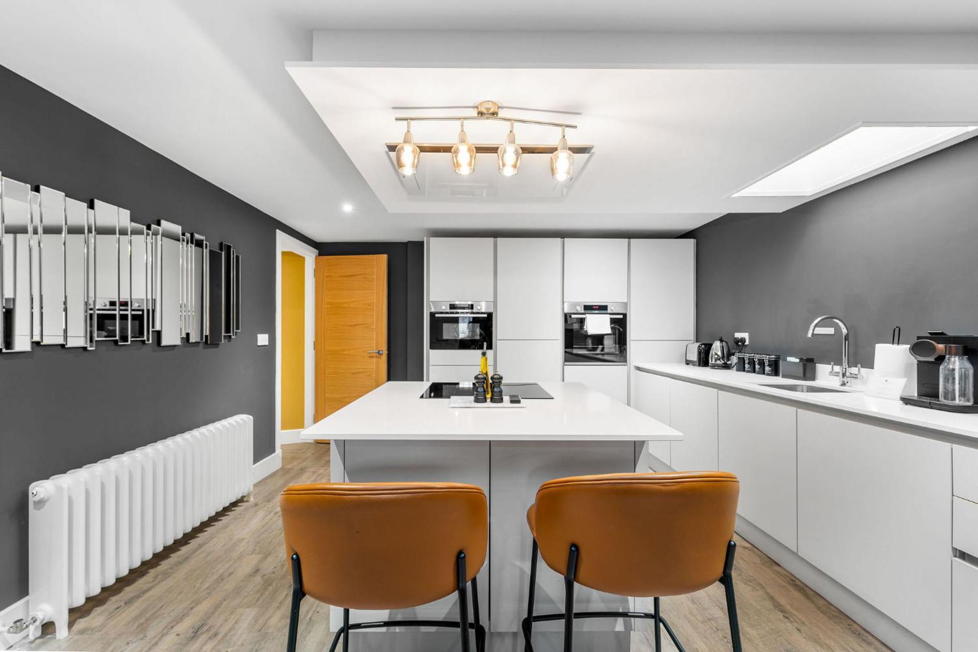 Righ Properties - Luxury West End Artisan Apartment Единбург Екстериор снимка