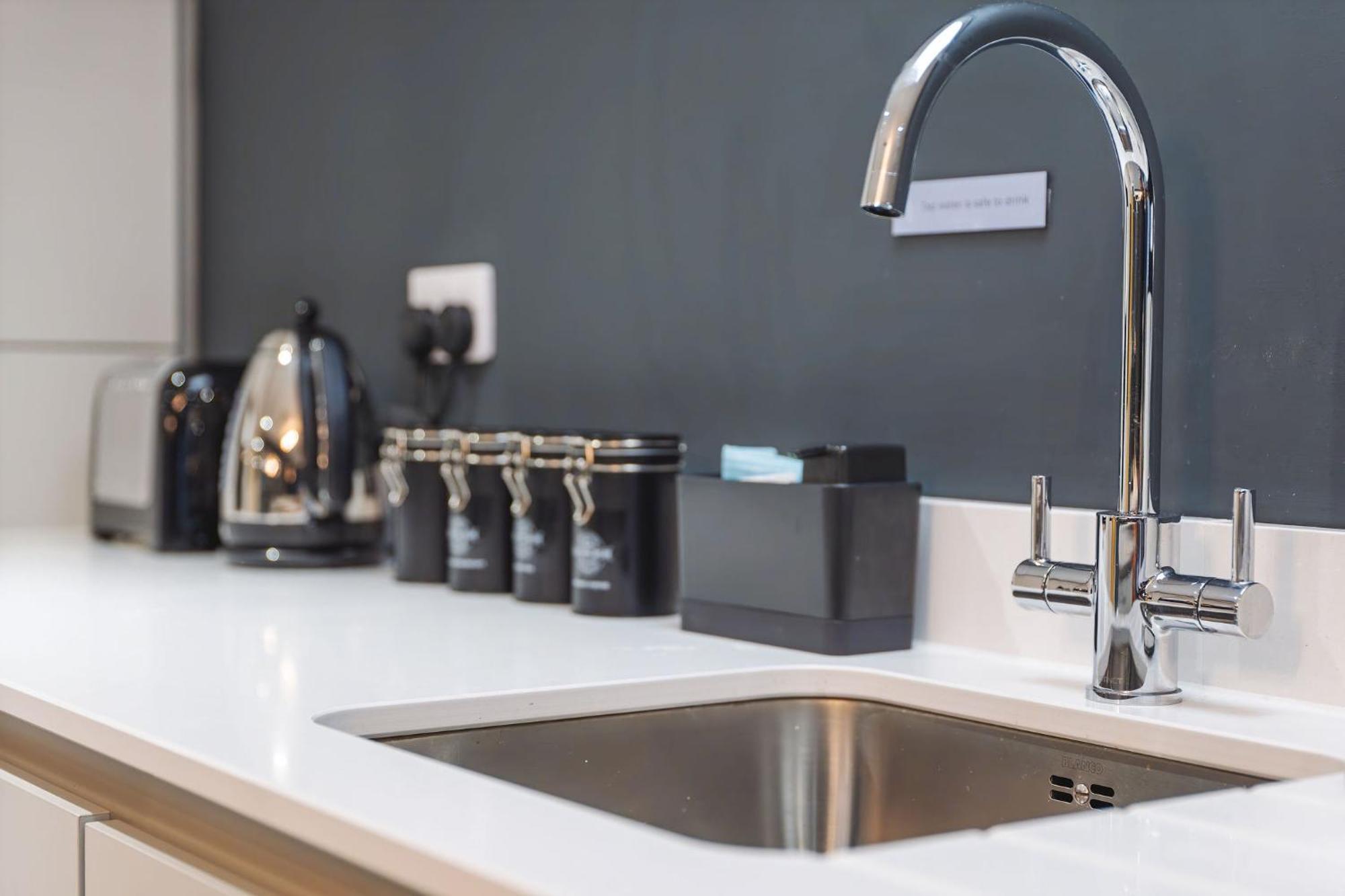 Righ Properties - Luxury West End Artisan Apartment Единбург Екстериор снимка